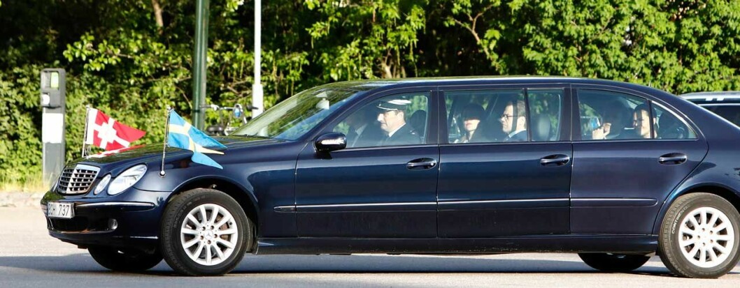 Sverige och Danmark i skön förening. Mary och Frederik och Victoria och Daniel i samma limousin.
