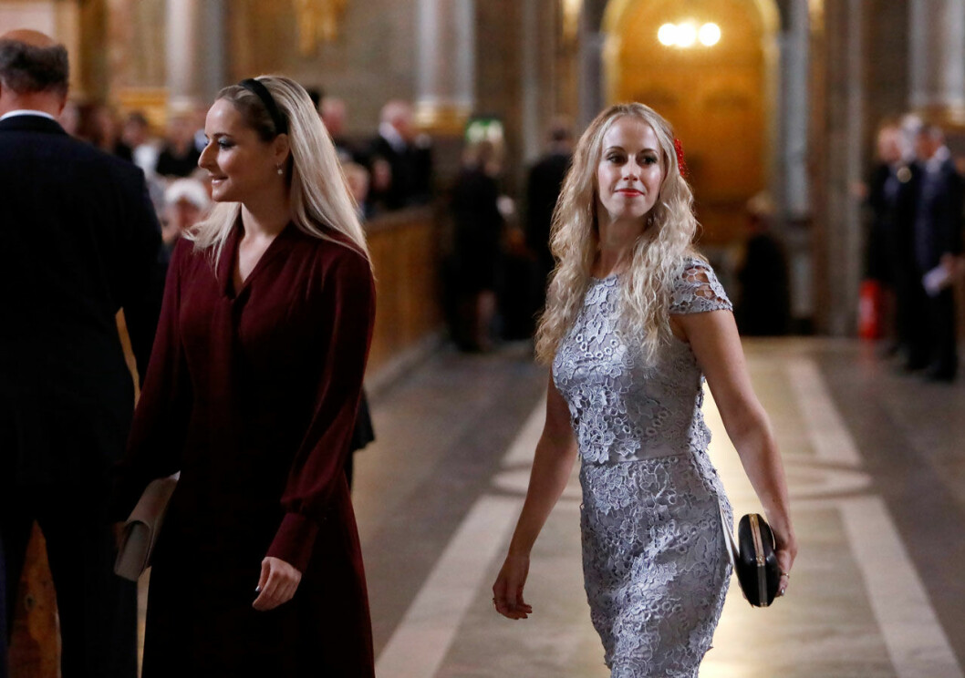 Prinsessan Sofias systrar Lina Hellqvst och Sara Hellqvist på Te Deum i Slottskyrkan.