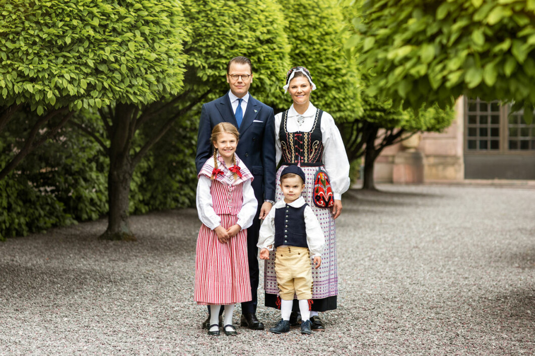 Redo att fira nationaldagen i morgon! Kronprinsessan Victoria, prins Oscar och prinsessan Estelle i landskapsdräkter. Prins Daniel i kostym.