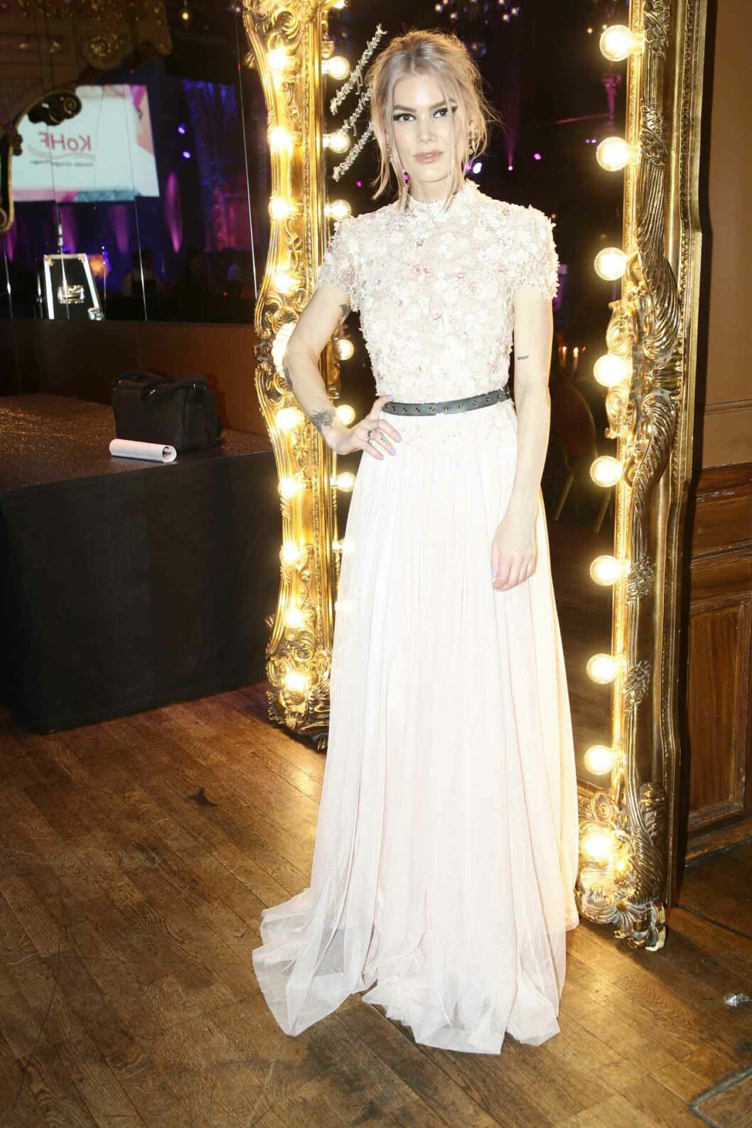 Makeup-drottningen Linda Hallberg i en Ida Sjöstedt-klänning på Swedish Beauty Awards-galan på Berns Salonger. Makeup-drottningen Linda Hallberg i en Ida Sjöstedt-klänning på Swedish Beauty Awards-galan på Berns Salonger.