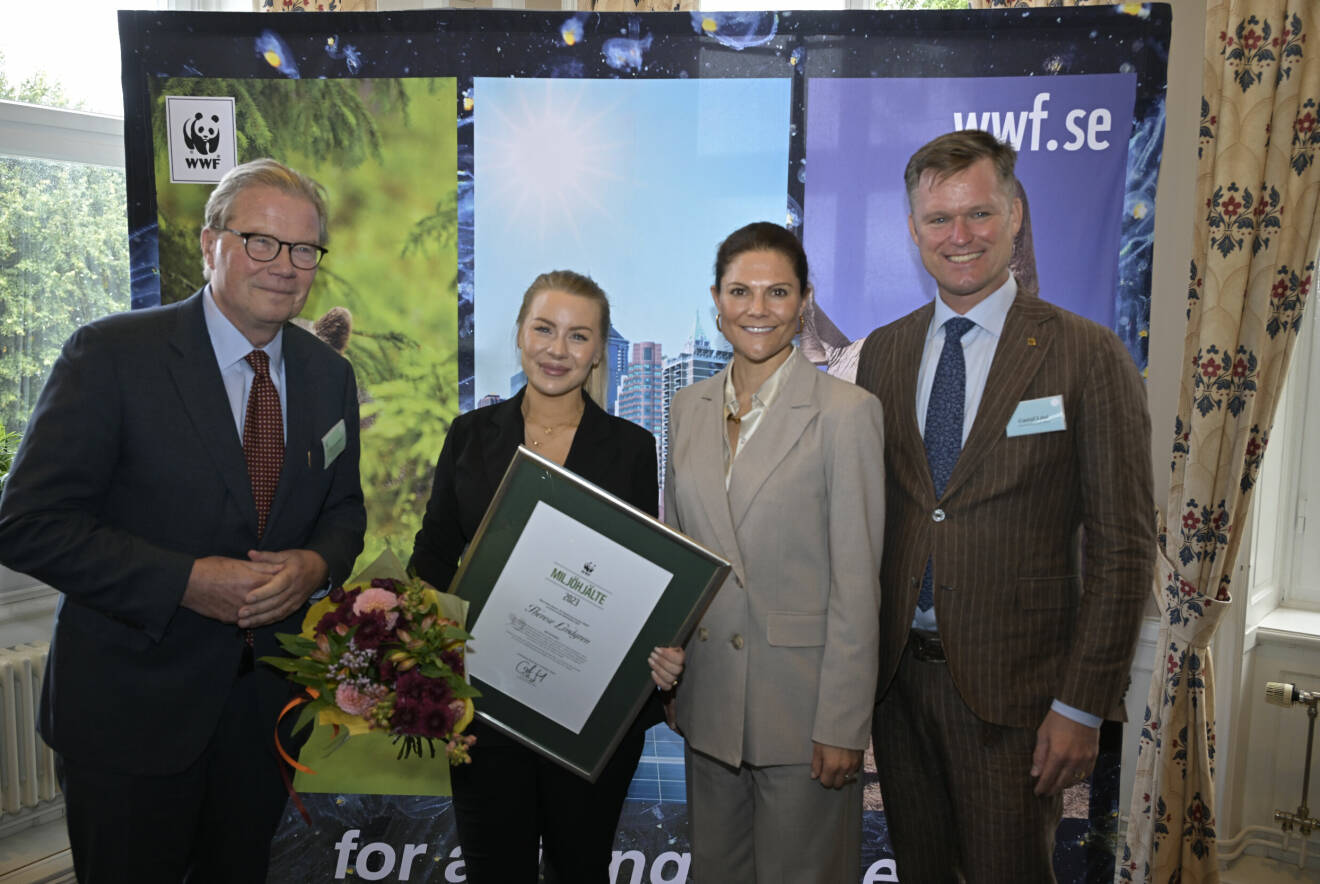 Therese Lindgren tar emot priset Årets miljöhjälte av kronprinsessan Victoria