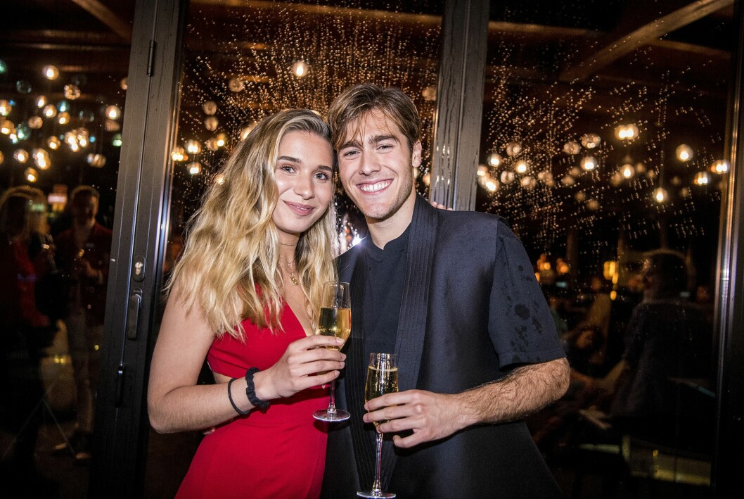 Paret kilade stadigt ett bra tag. Benjamin Ingrosso och ex-flickvännen Linnea Widmark med varsitt glas bubbel i handen