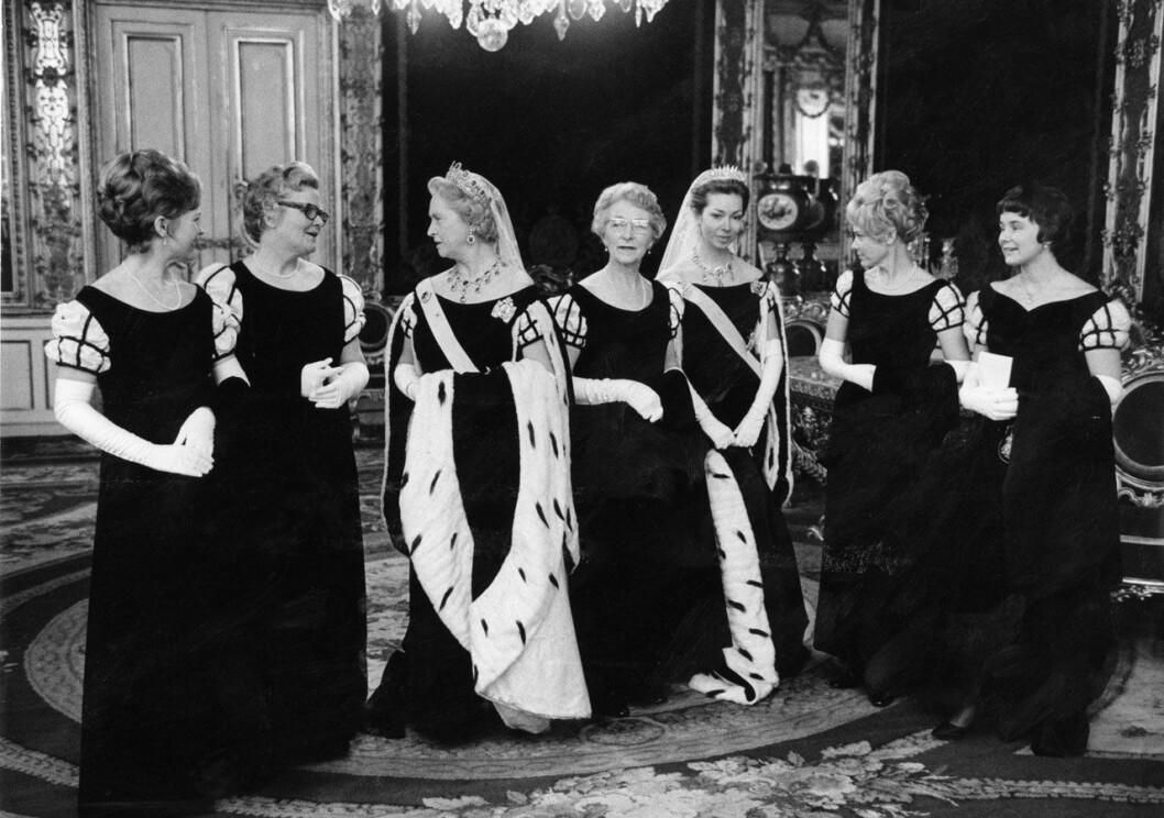 Statsrådsfruar och kungligheter i hovdräkt vid riksdagens högtidliga öppnande i Stockholms slott under tidigt sjuttiotal. Lisbeth Palme längst till höger. Prinsessan Sibylla tredje från vänster och prinsessan Christina femte från vänster. Statsrådsfruar och kungligheter i hovdräkt vid riksdagens högtidliga öppnande i Stockholms slott under tidigt sjuttiotal. Lisbet Palme längst till höger. Prinsessan Sibylla tredje från vänster och prinsessan Christina femte från vänster.