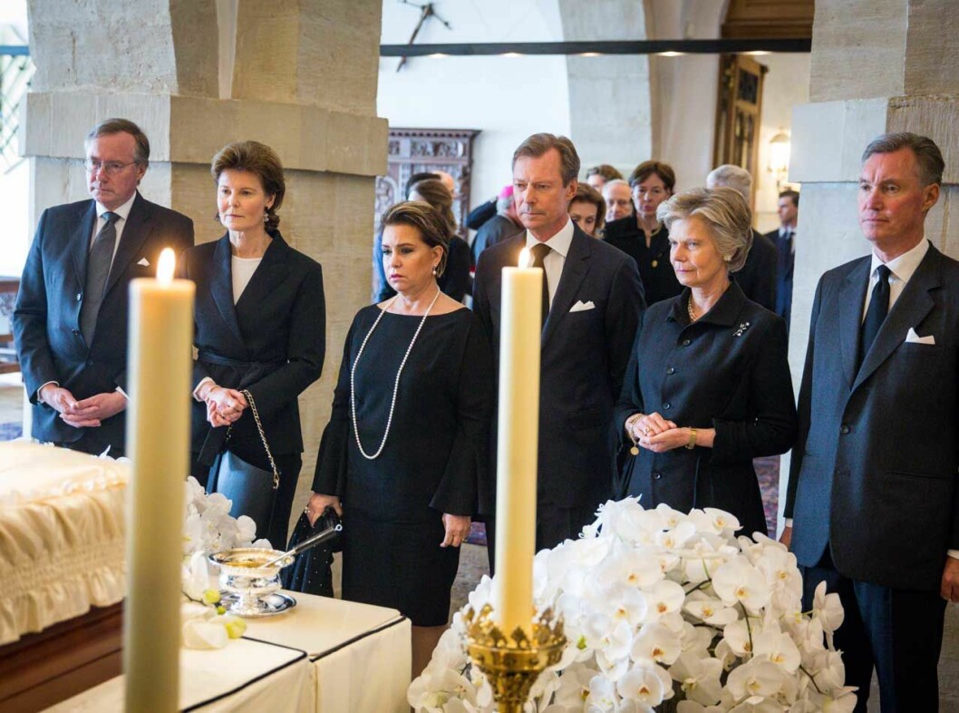 Prins Jean, prinsessan Margaretha, storhertig Henri (med sin Maria Teresa), prinsessan Marie-Astrid och prins Guillaume framför sin fars kista. Fram till begravningen kommer storhertig Jean att ligga på lit de parade i storhertigpalatset i Luxemburg. Sin sista vila får han i den kungliga kryptan. Prins Jean, prinsessan Margaretha, storhertig Jean (med sin Maria Teresa), prinsessan Marie-Astrid och prins Guillaume framför sin fars storhertig Jeans kista.