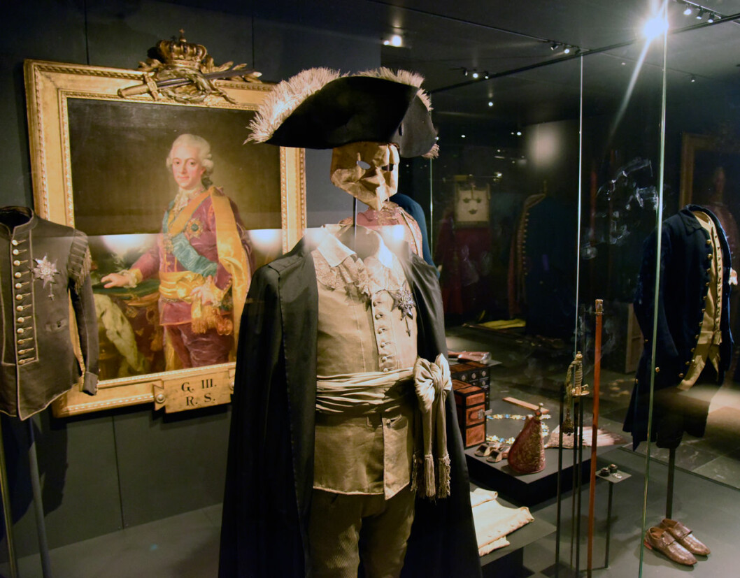 Maskeraddräkten som Gustav III bar när han blev skjuten på Kungliga Operan. Skotthålet med blodfläckar finns kvar. Den visas på Livrustkammaren.