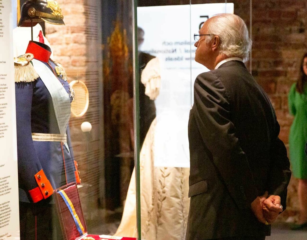 Prinsessan Estelle var den första prinsessan någonsin som fick ligga i tronföljarvaggan från 1655. Kungen tittar på Livrustkammarens nya utställning.