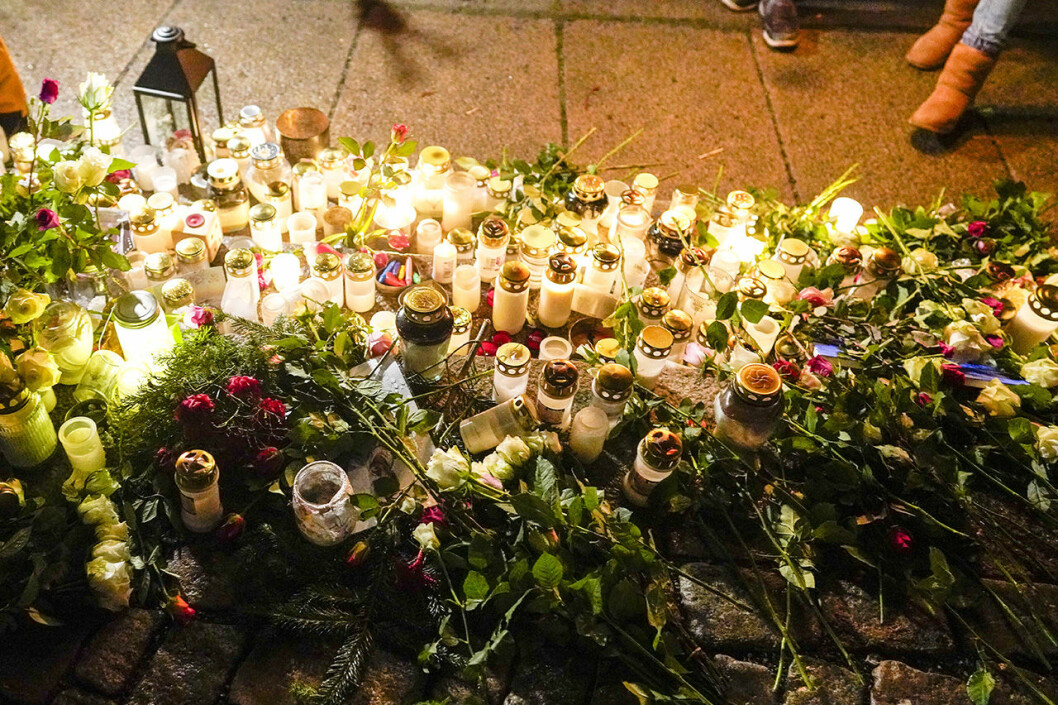 I Ari Behns hemby Moss hölls ett fackeltåg den 29 december och mängder av ljus och blommor lämnades för att hedra honom. Ari Behn