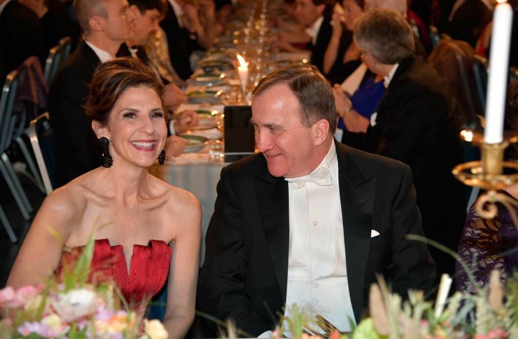 Äntligen framme… Stefan Löfven på Nobel 2019 med sin bordsdam Karen S. Kantor.