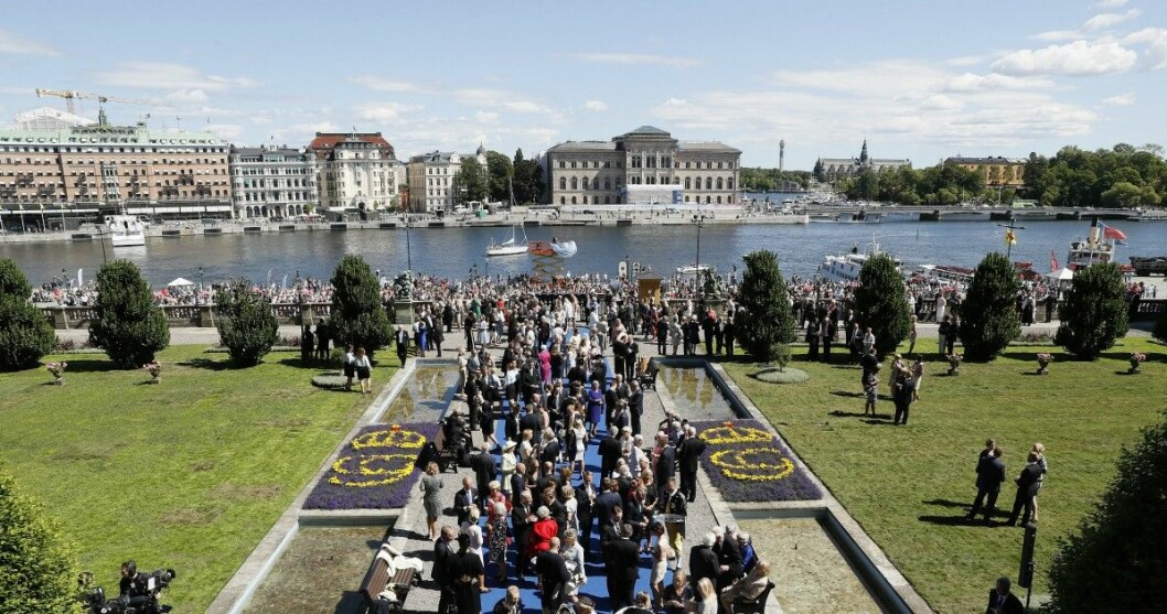 De kungliga kontoren ligger i Östra valvet, som har utsikt mot Logården och Stockholms ström. Utsikt från Logården på Stockholms slott