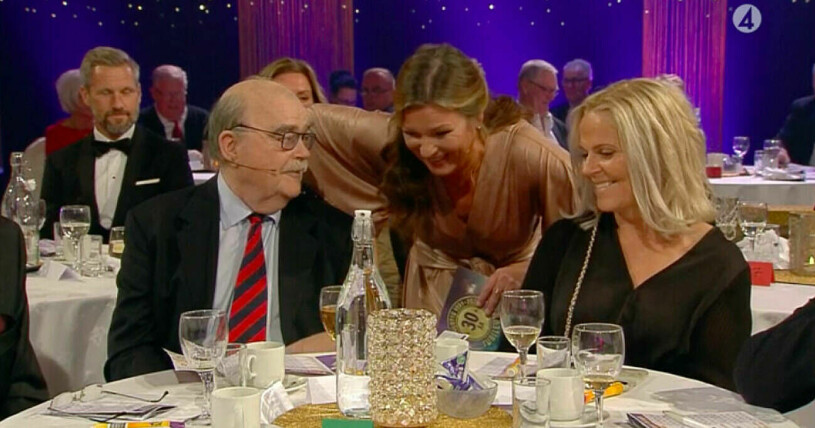 Leif "Loket" Olsson var med under Bingolottos 30-årsjubileum. Leif "Loket" Olsson och Lotta Engberg i Bingolotto