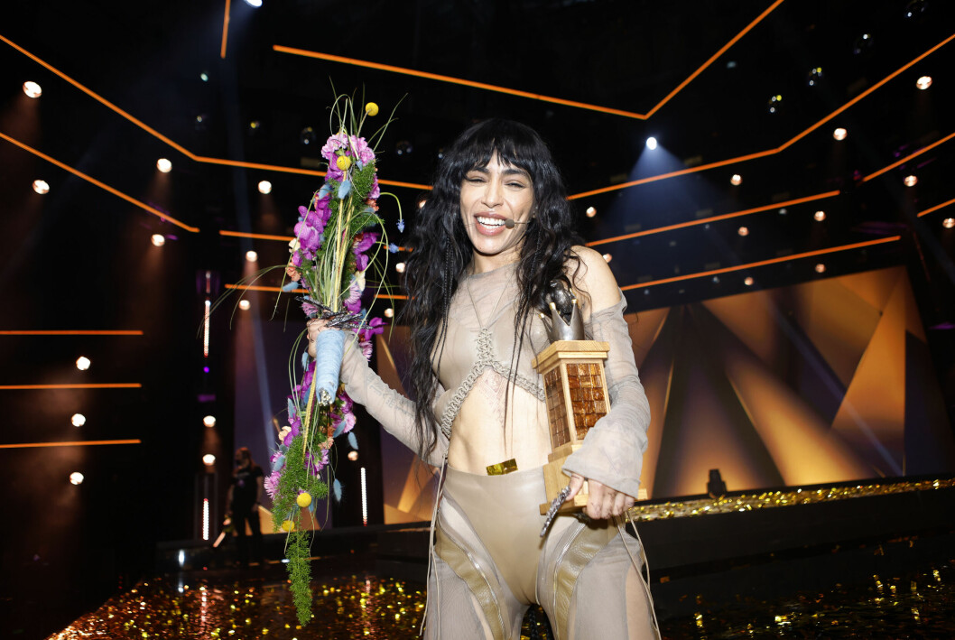 Loreen firar vinsten i Melodifestivalen med blommor och Sångfågeln