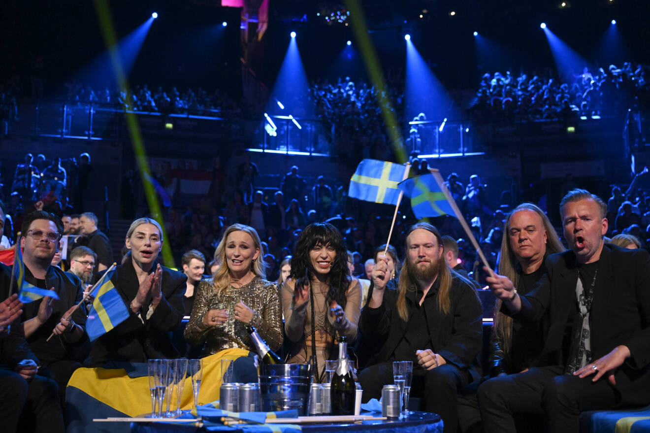 Loreen tillsammans med det svenska teamet i Green room på Eurovision song contest