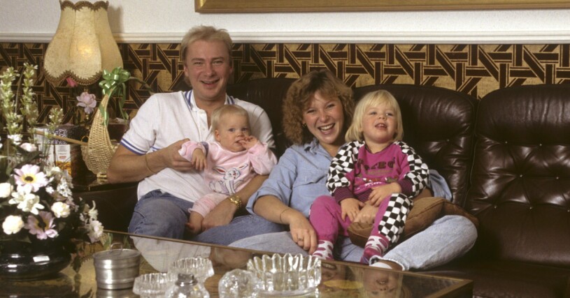 Lotta och Anders Engberg med döttrarna 1989.