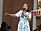 Lotta Engberg under Lotta på Liseberg i en vit klänning