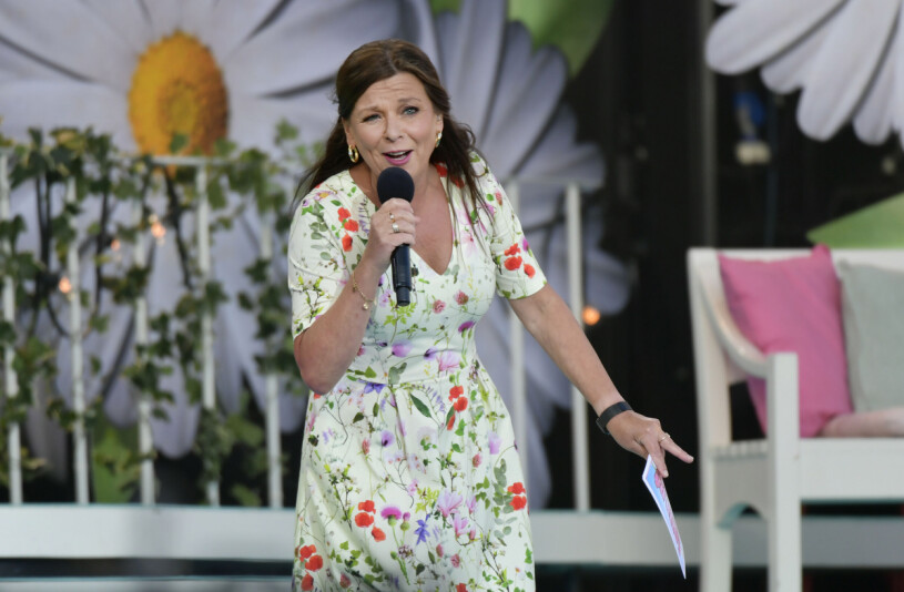 Lotta Engberg under Lotta på Liseberg i en blommig klänning