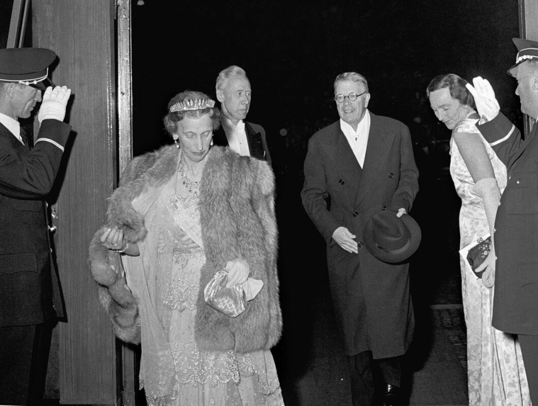 Drottning Louise med den brosch Victoria nu bär. Louise