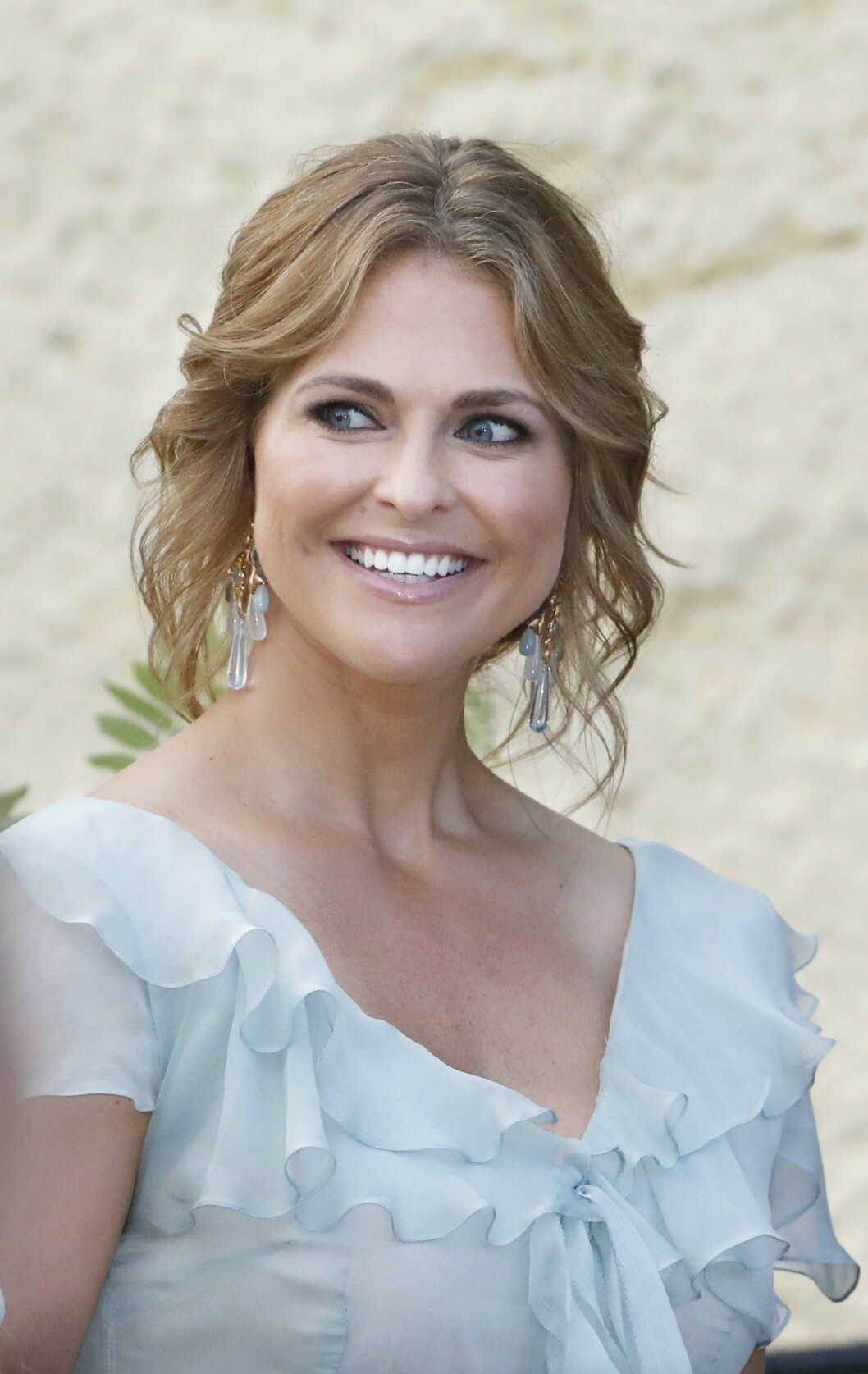 Redan trebarnsmamma. Prinsessan Madeleine har nog många goda råd att ge till Lovisa. Prinsessan Madeleine ler, klädd i blekgrön chiffongklänning.