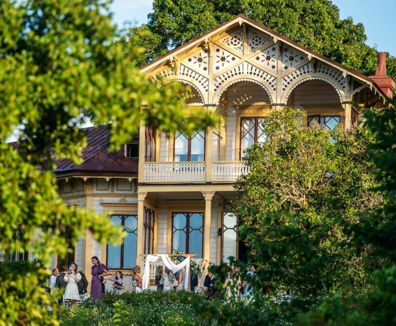 Ett underbart vackert hus som kungen valt åt Madeleine! Villa Loviseberg