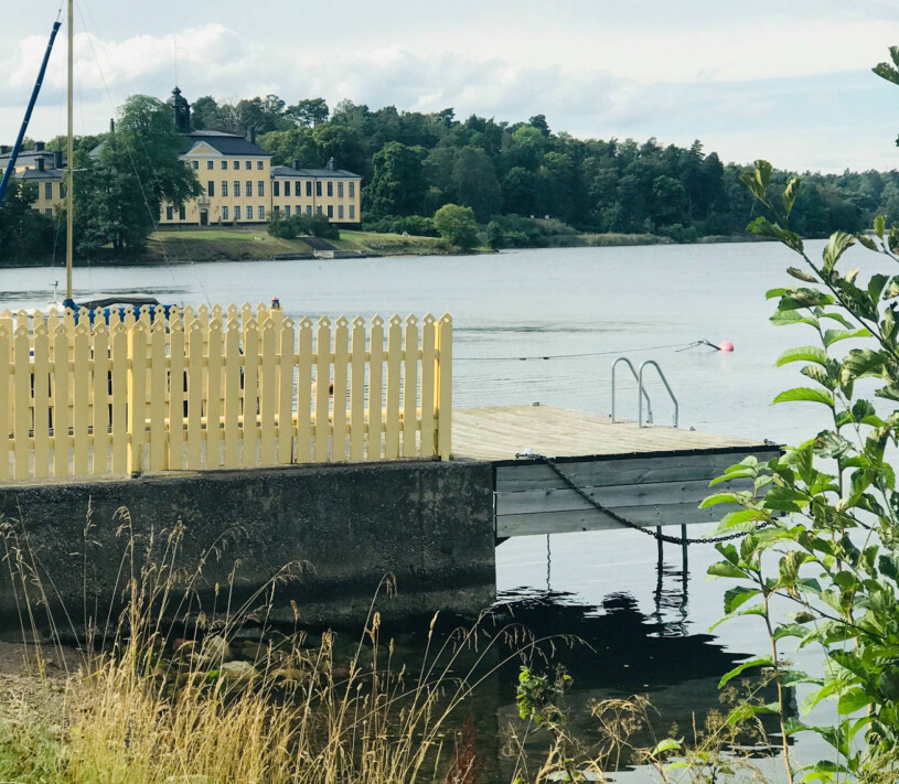 Bryggan nere vid Edsviken, med Ulriksdals slott i fonden. Perfekt om statsministern vill ta ett dopp. Utsikten från Villa Loviseberg över Edsviken och Ulriksdals slott