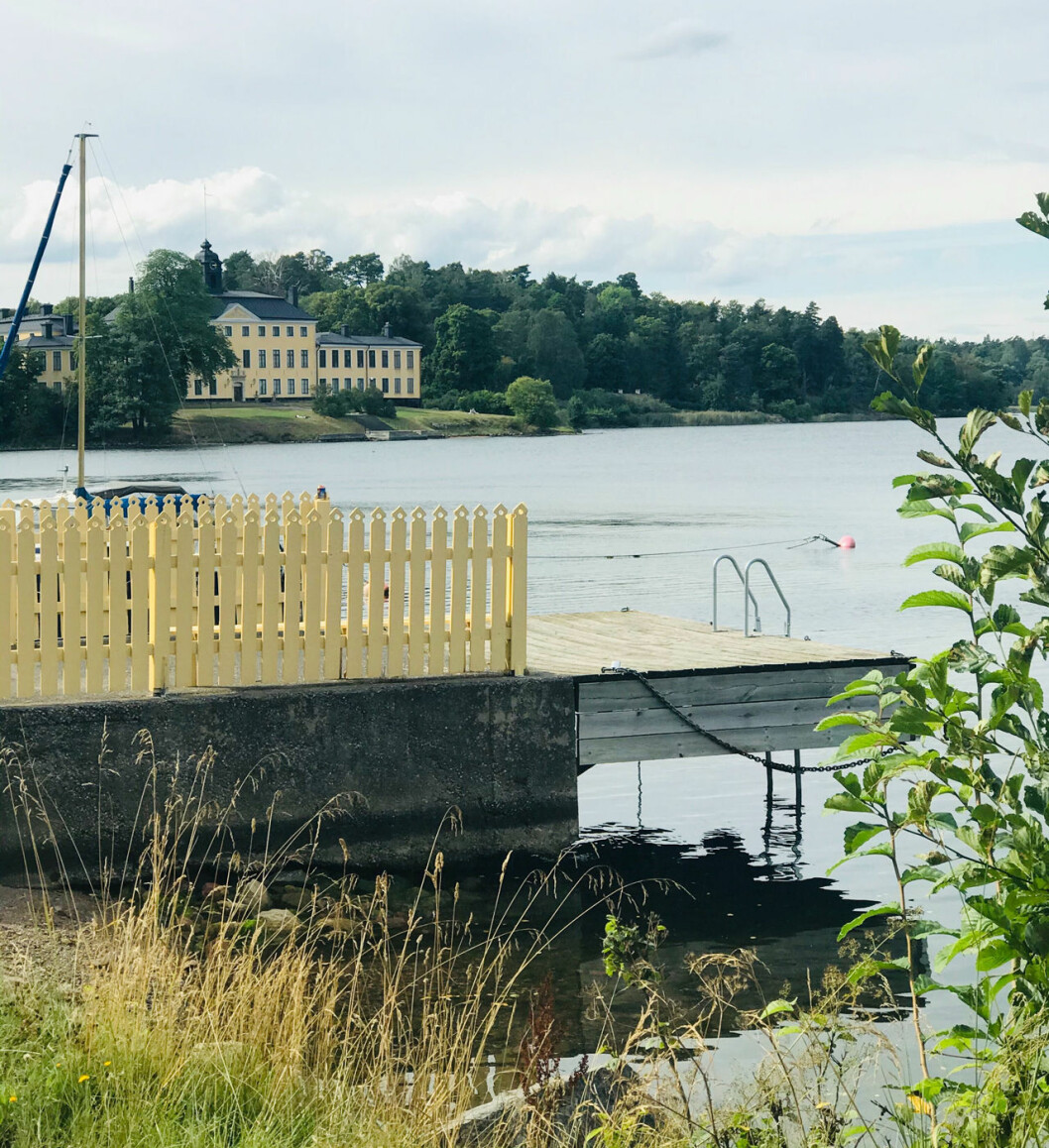 Perfekt för ett sensommardopp i Edsviken. Familjen Brodins hem Loviseberg i Ulriksdals slottspark är till salu