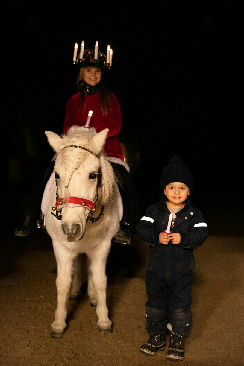 2019 firade prinsessan Estelle och prins Oscar bland annat Lucia i ett stall – så mysigt! Prinsessan Estelle rider på en häst bredvid bror prins Oscar på Lucia 2019