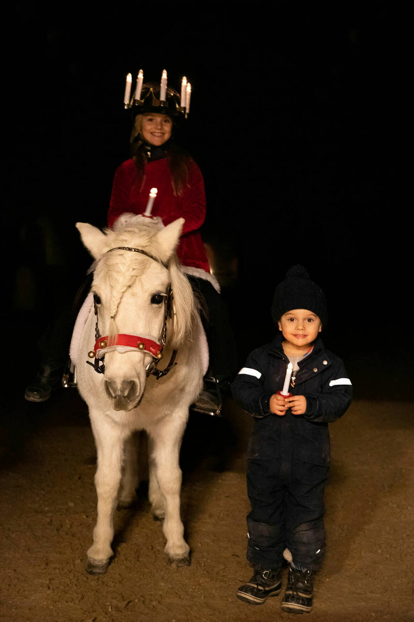Prinsessan Estelle rider på en häst bredvid bror prins Oscar på Lucia 2019