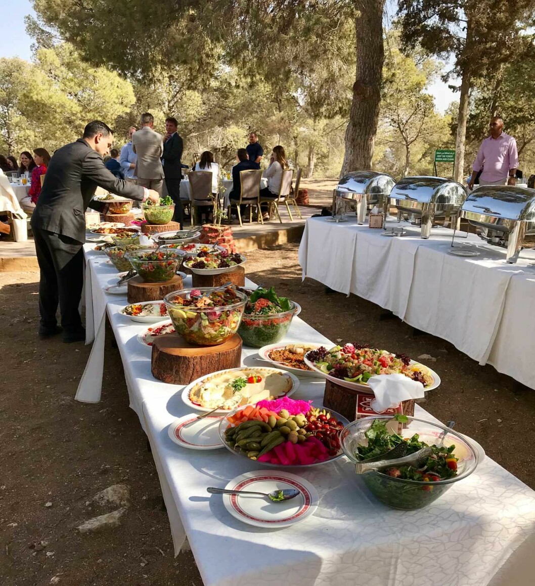 Serverat under pinjeträden. Den härliga lunchen under kronprinsessparets besök i Skandinaviska skogen i Jordanien.