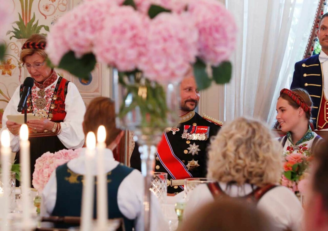 Farmor Sonja håller tal. Drottning Sonja håller tal för prinsessan Ingrid Alexandra vid konfirmationslunchen.