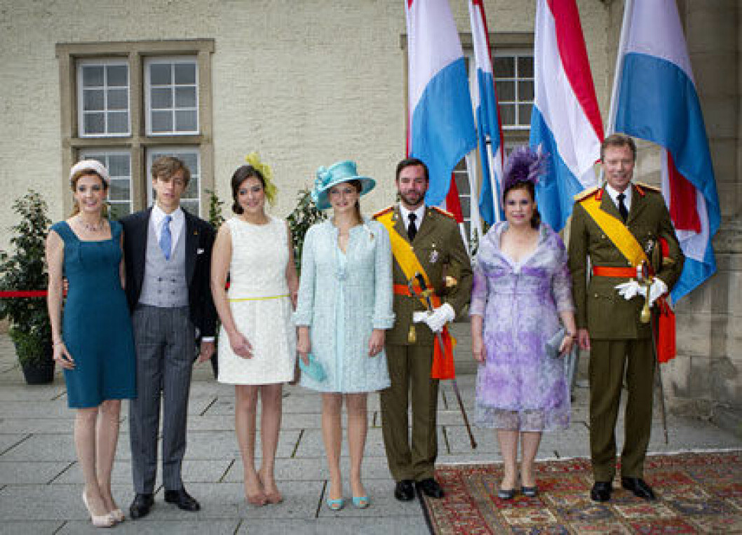 Färgstarka storhertiginnan Maria Teresa var nog nöjd att tre av fem barn följde var med och firade Luxemburgs nationaldag