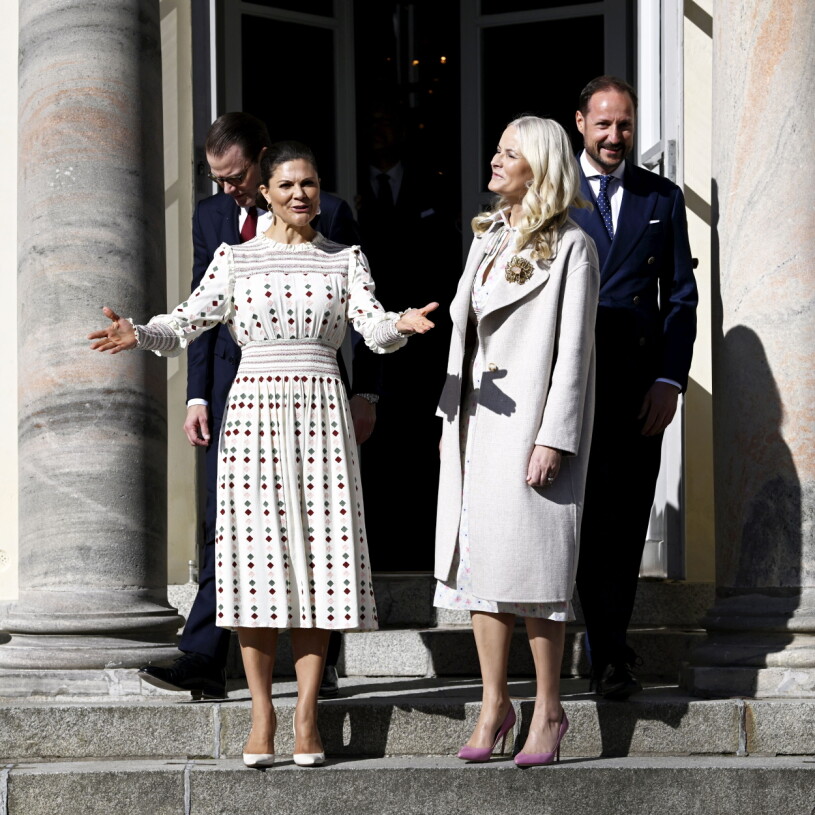 Kungligheterna möttes av strålande sol! Prins Daniel, Kronprinsessan Victoria, och det norska kronprinsparet Mette-Marit och Haakon