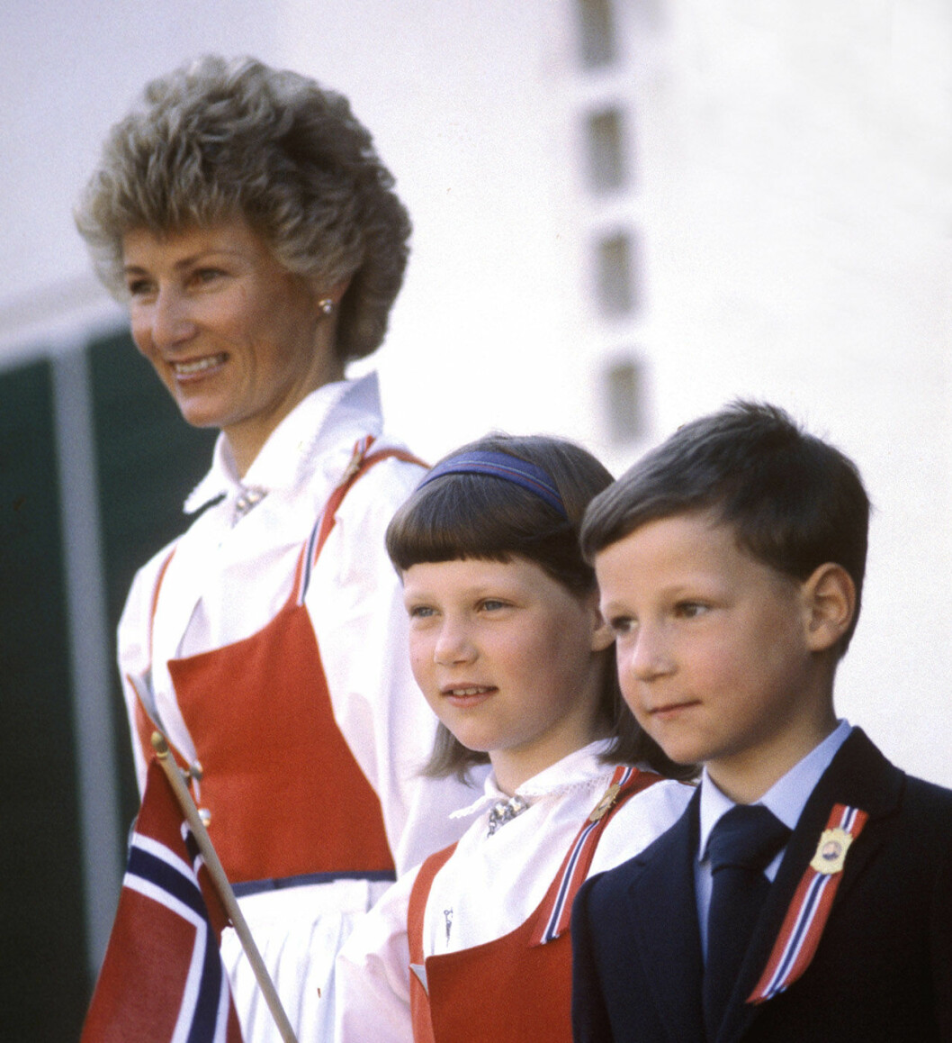 Märtha Louise berättar att hon har varit högkänslig ända sedan hon var liten. Här är hon tillsammans med mamma Sonja och lillebror Haakon.