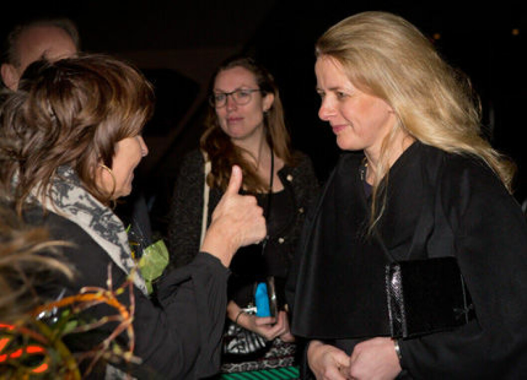 Prinsessan Mabel i samspråk med gäster under en filmpremiär i Haag