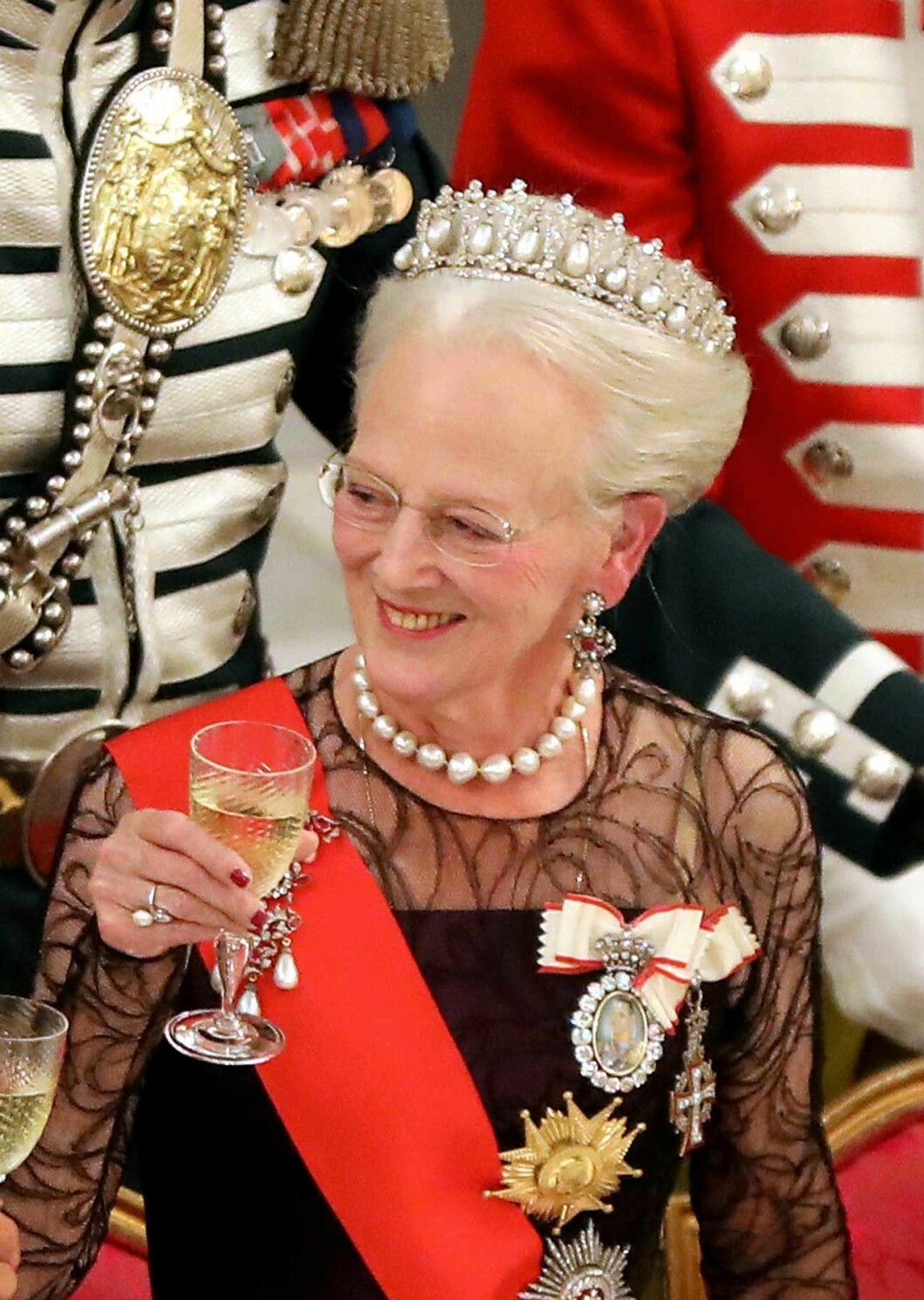 Drottning Margrethe hade pärlor både i diademet och runt halsen. Drottning Margrethe i galastass och tiara.