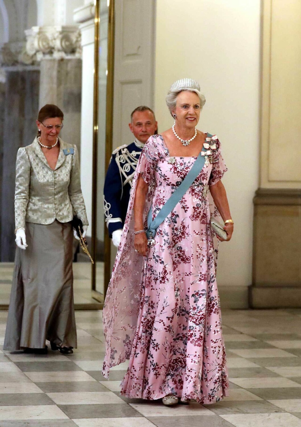 Prinsessan Benedikte valde blommigt med cape! Prinsessan Benedikte i galaklänning.