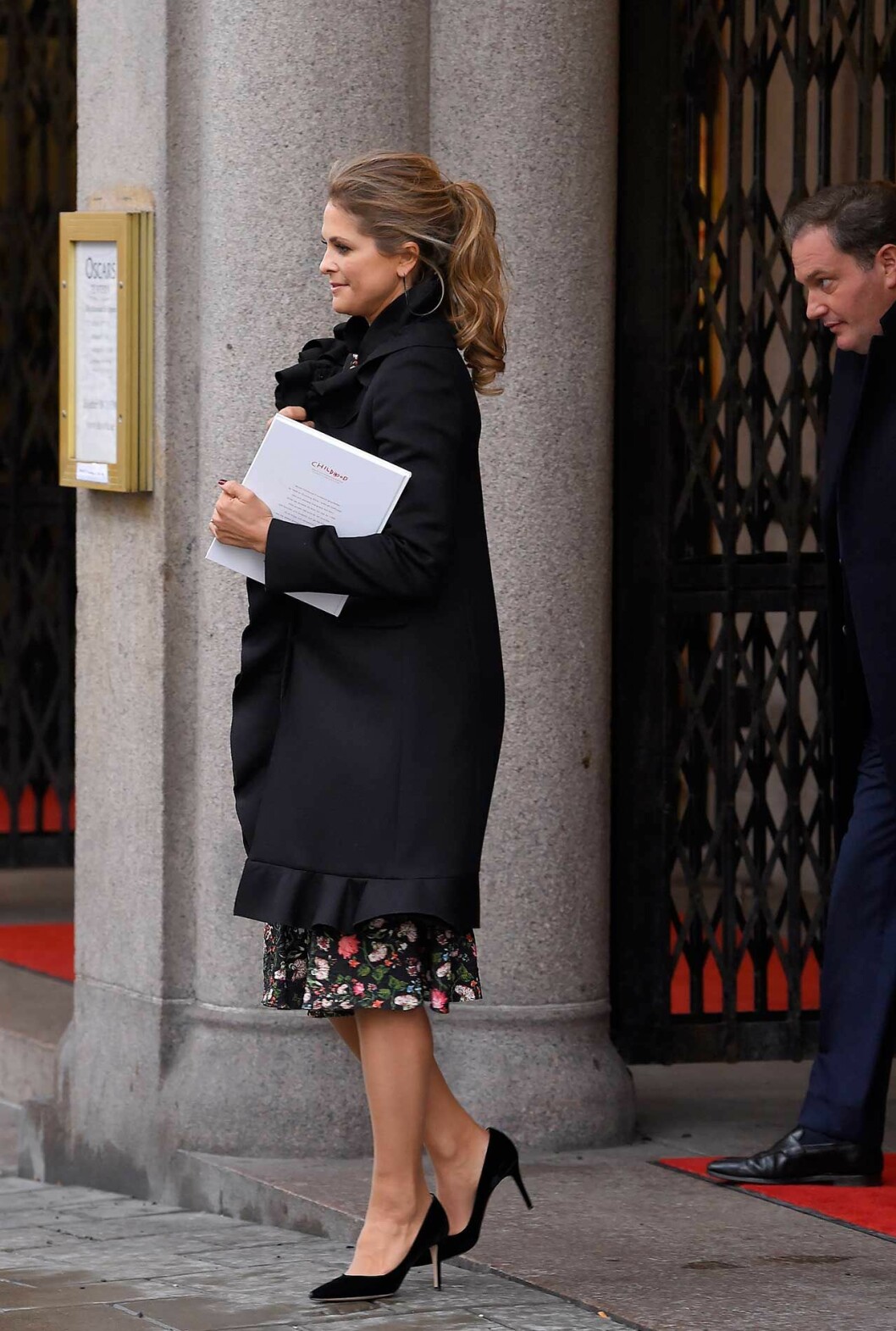Prinsessan Madeleine var med och firade mamma Silvia på Oscarsteatern i Stockholm. prinsessan madeleine sverige