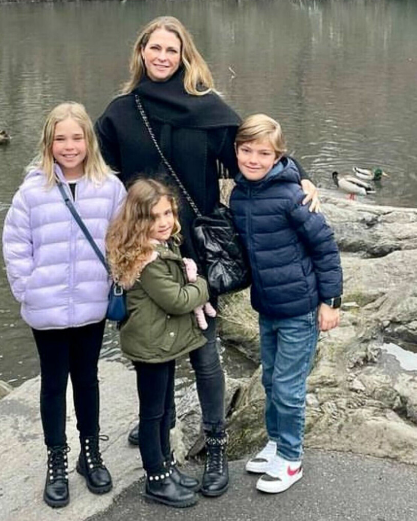 Trebarnsmamman Madeleine tillbaka på Manhattan med sin lilla flock.
