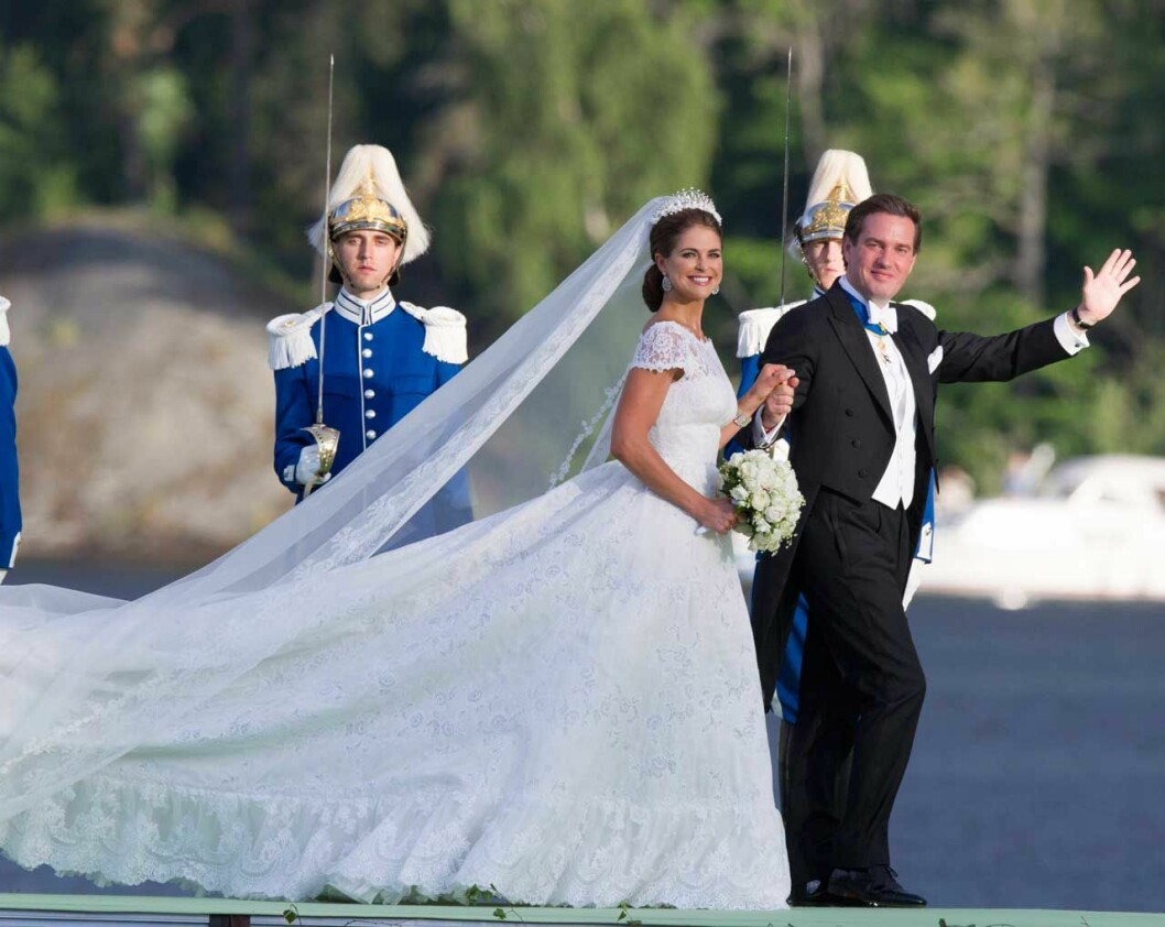 Prinsessan Madeleines brudbukett bestod av vita klassiska trädgårdsrosor: Austinros, Schneewitchen, Winchester Cathedral, Pariserros och Alabaster samt liljekonvaljer och den traditionella myrten från Sofiero. Samtliga blommor var vita och buketten var bunden i en rund form. Madeleines brudbukett