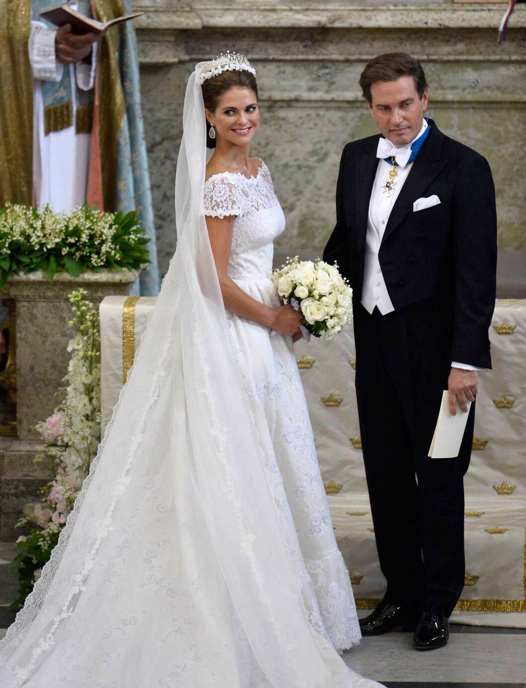 Prinsessans diadem är privat, prytt med kvistar av apelsinblommor. Bakom Madeleines håruppsättning och makeup stod Rick Ljung och Sara Denman. Madeleine på sitt bröllop 2013