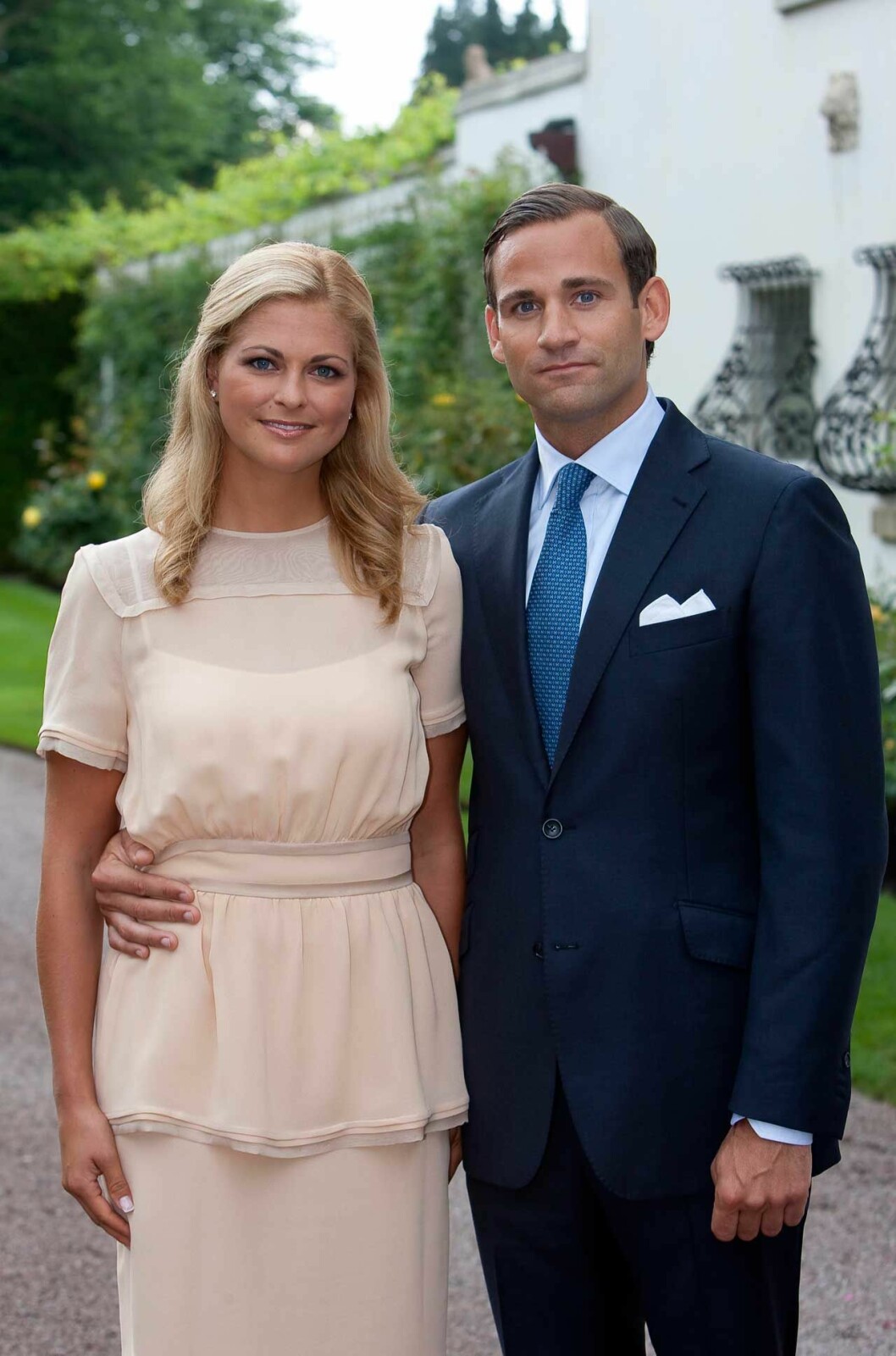 Efter den brutna förlovningen med Jonas var det ingenting som kunde få Madeleine att flytta hem igen, eller ta på sig några betydande uppdrag. Madeleine och Jonas vid sin förlovning