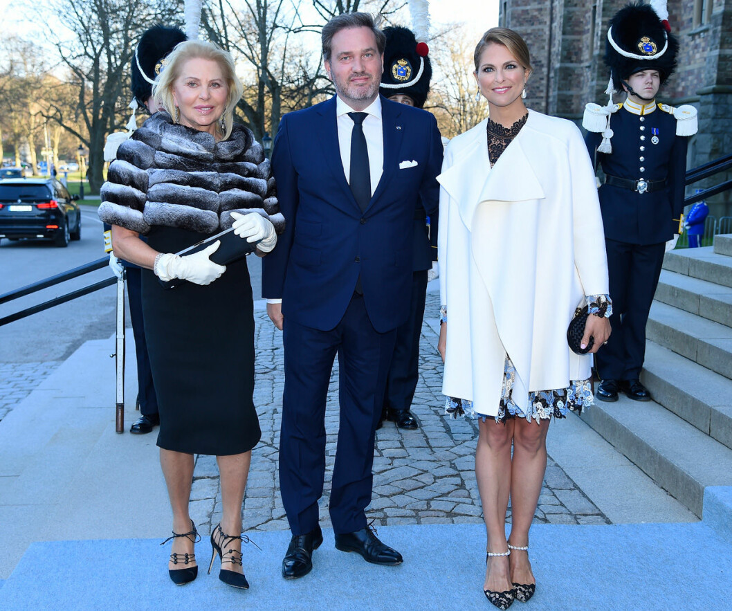 Prinsessan Madeleine i den vita kappan… Madeleine