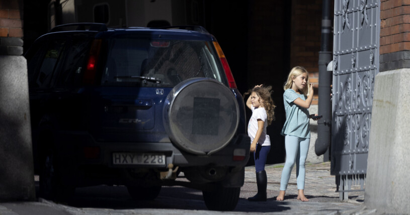 Adrienne hade ridkläder! Prinsessan Leonore och prinsessan Adrienne utanför Hovstallet i Stockholm, augusti 2022