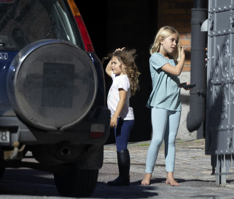 Prinsessan Adrienne har ärvt mormor Silvias färger och fina lockiga hår. Prinsessan Adrienne och prinsessan Leonore på Hovstallet 2022