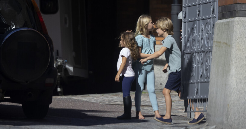 Alla tre syskonen syntes till utanför Hovstallet! Prinsessan Leonore, prinsessan Adrienne och prins Nicolas på Hovstallet i Stockholm, augusti 2022