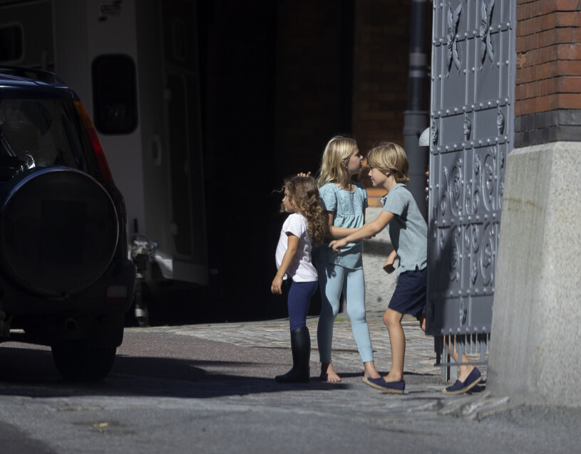 Tre små kungligheter redo för en ridlektion. Leonore skippar skorna! Foto: Prinsessan Adrienne, prinsessan Leonore och prins Nicolas