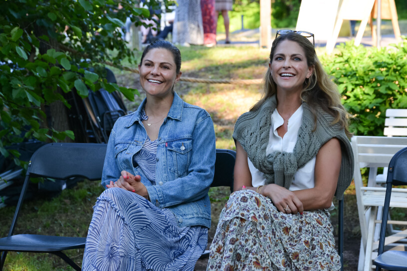 Kronprinsessan Victoria och prinsessan Madeleine deltog i publiken på Solliden Sessions. Kronprinsessan Victoria och prinsessan Madeleine deltog i publiken på Solliden Sessions.