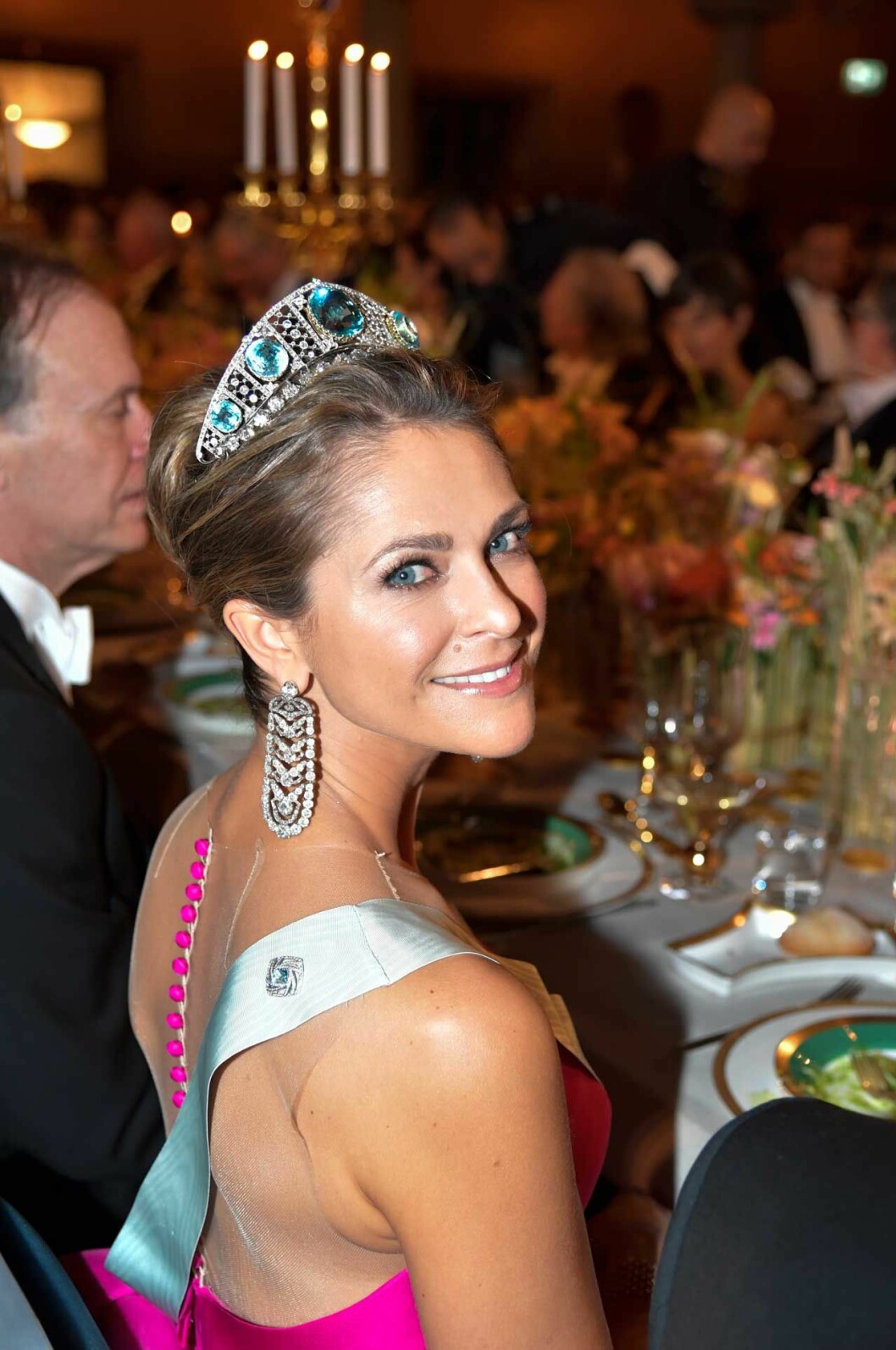 Madeleine i sitt favoritdiadem: Akvamarindiademet. Kungens farmor, den engelskfödda prinsessan Margaretha, fick diademet i gåva av sina föräldrar, hertigparet av Connaught. Sibylla lät det sedan gå i arv till sin äldsta dotter, prinsessan Margaretha. Nu använder Madeleine det.
