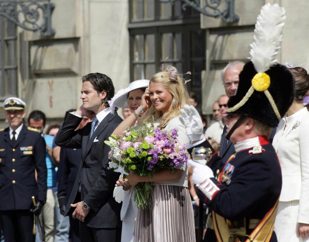 Prinsessan Madeleine firades på sin 25-årsdag 2007, men sedan var det slut på det officiella födelsedagsfirandet för hennes del. 30-årsdagen firade hon enbart privat. Och från och med nu gäller samma upplägg alltså för prins Carl Philip: hans 40-årsfirande fryser inne. Festligt på slottets borggård när prinsessan Madeleine fyllde 25 år 2007.
