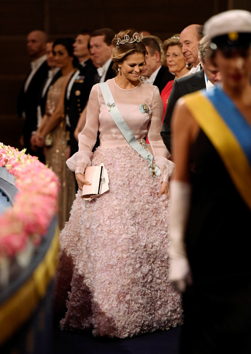 2016 års Nobelklänning hade 14 000 påsydda blommor på kjolen! Prinsessan Madeleines Nobelklänning från 2016 hade 14 000 påsydda blommor!