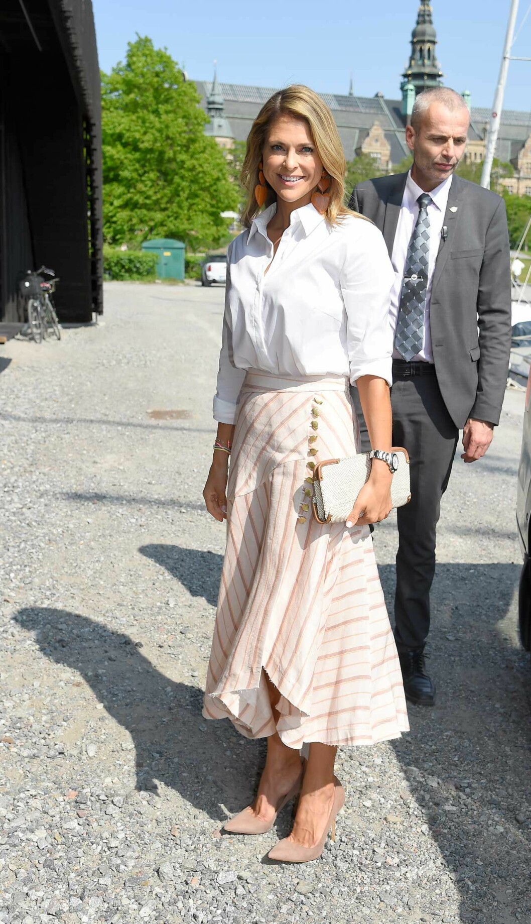 Prinsessan Madeleine i mockapumps, kjol från Aje och krispigt vit skjorta. Prinsessan Madeleine