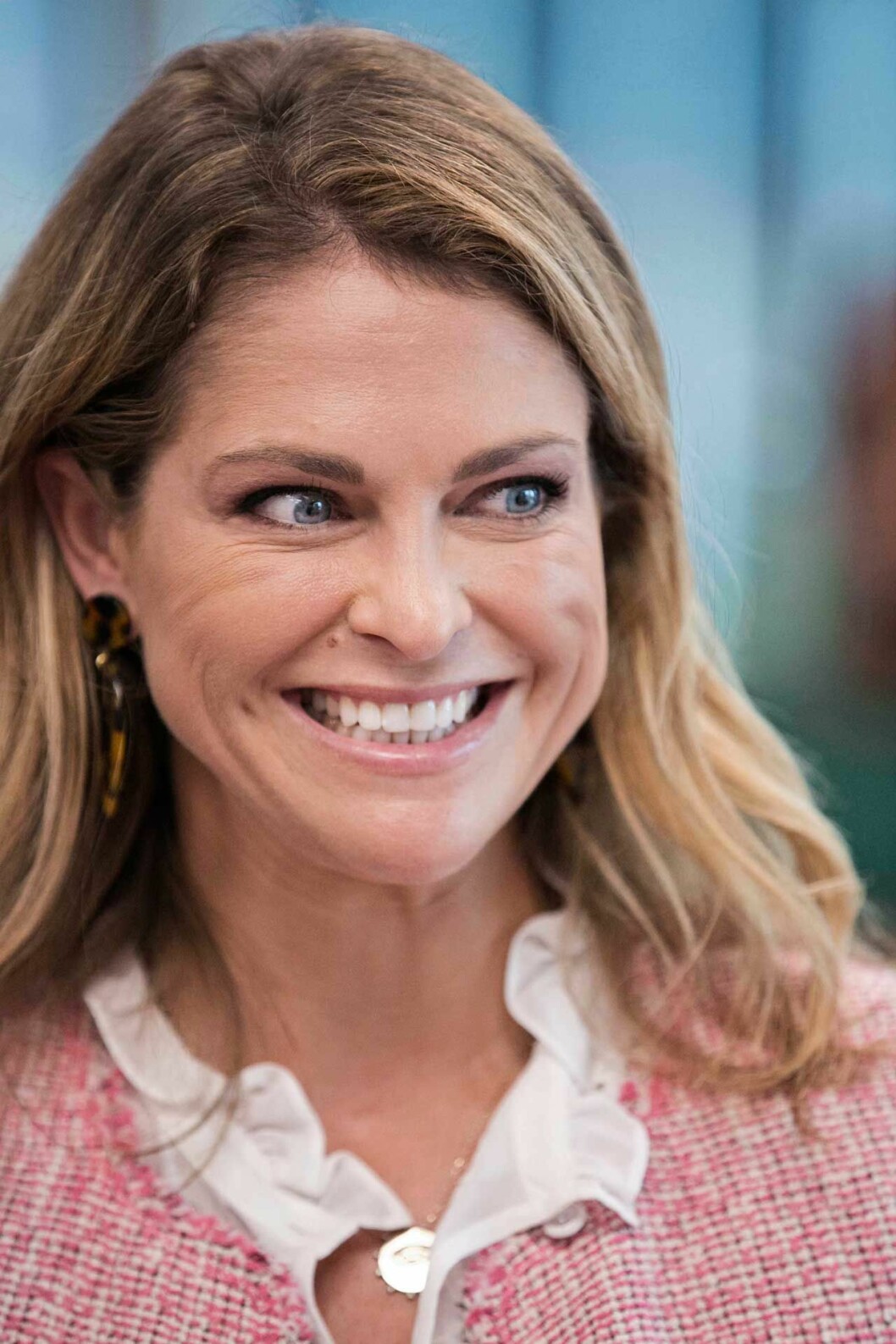 Prinsessan Madeleine i örhängen från J. Crew. Madeleine